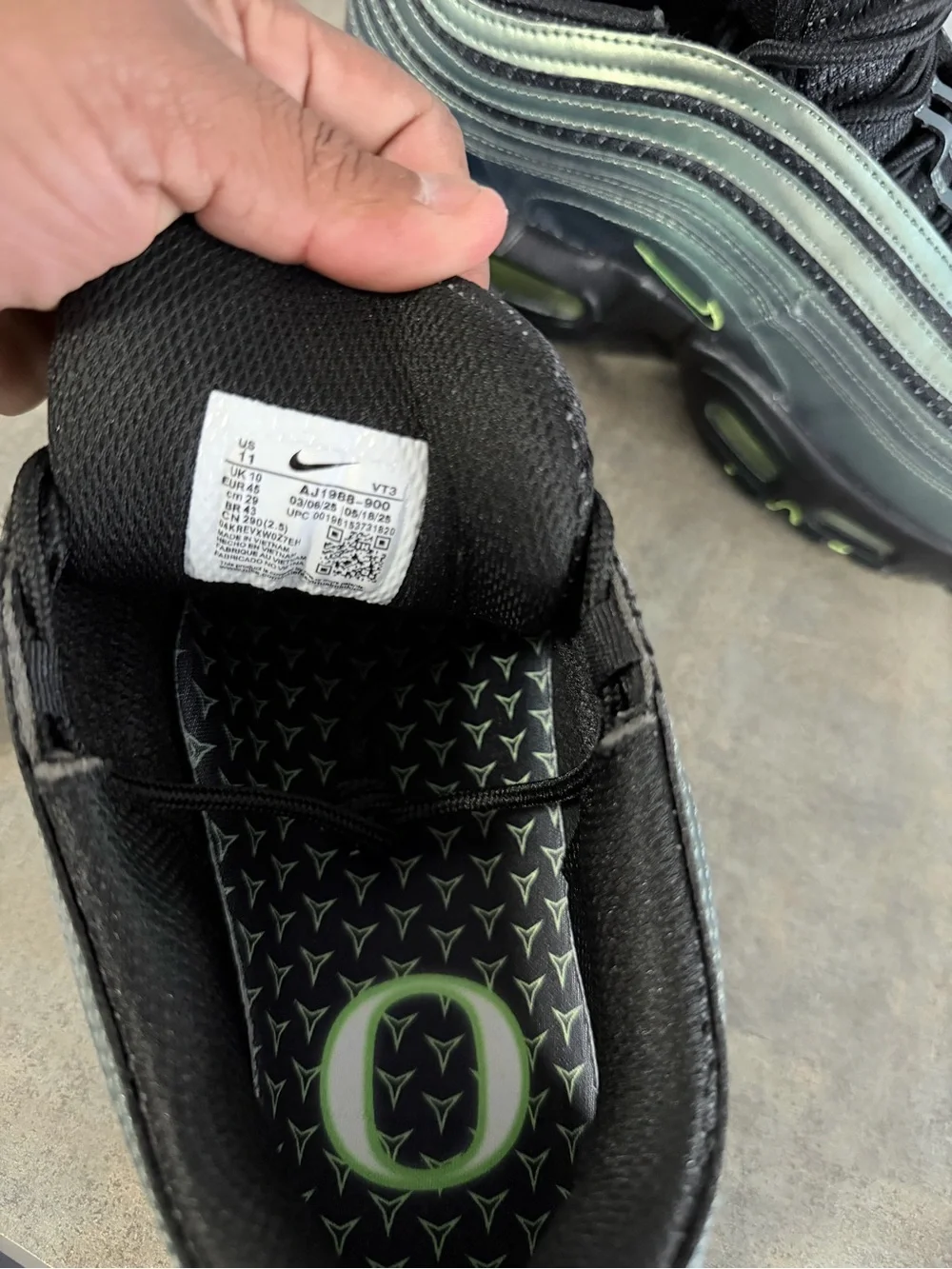 Nike Kids Black & Metallic Green Sneakers